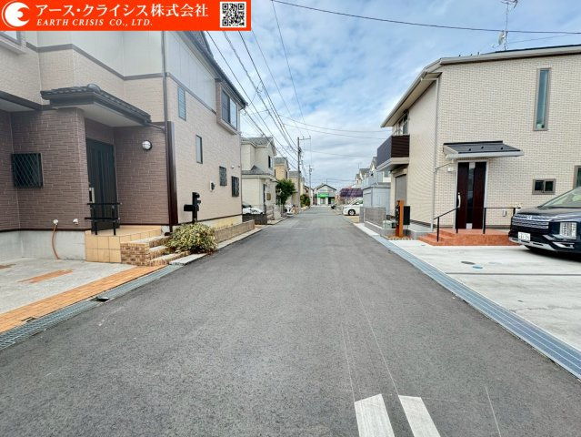 【前面道路含む現地写真】 | 流山市三輪野山1丁目 | 総武流山線「流山」駅徒歩約15分の立地。駅まで徒歩圏でありながら、落ち着いた住宅街に位置し、穏やかな住環境が広がります。日々の通勤・通学はもちろん、休日のお出かけにも便利な立地です。
