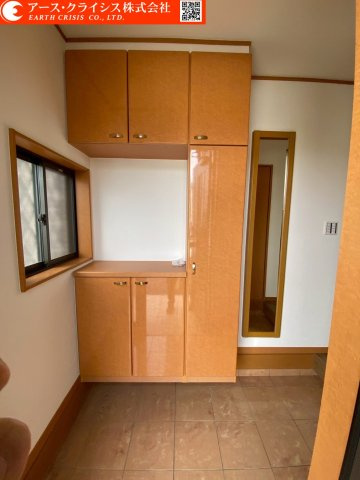 【玄関】 | 流山市三輪野山1丁目 | 住まいの顔となる玄関は、すっきりと整えやすい空間設計。家族や来客を気持ちよく迎えられます。収納にも配慮された玄関スペースで、靴や小物を整理しやすく、生活感を抑えた美しい印象を保てます。