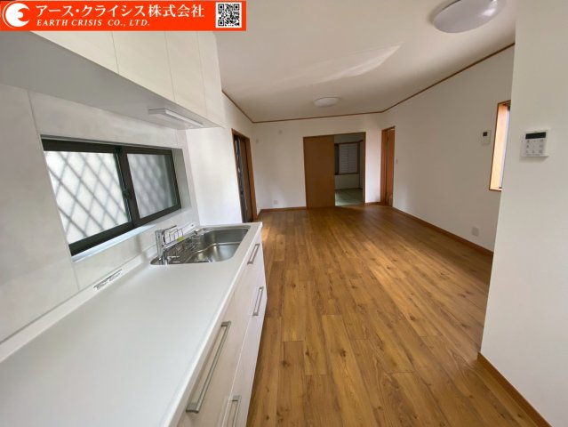 【居間・リビング】 | 流山市三輪野山1丁目 | 家事動線を意識した使いやすいキッチン。ダイニングとの距離感も良く、家族との会話を楽しみながら料理ができます。収納スペースも確保され、整理整頓しやすい設計です。