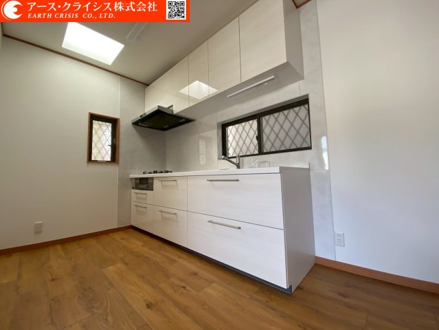 【キッチン】 | 流山市三輪野山1丁目 | 調理スペースにゆとりがあり、毎日の料理を快適にサポート。都市ガス利用で経済性にも配慮されています。機能性と実用性を兼ね備えたキッチン空間です。