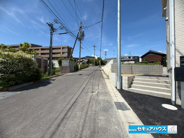 【今からご案内可能】知多市巽ヶ丘4丁目　全２棟の前面道路含む現地写真|事前予約にて現地ご見学いただけます！お気軽にお問い合わせください♪
■株式会社　セキュアハウス■
住宅ローンに強く、知識、経験豊富なスタッフ在籍
お客様に寄り添い、ご成約後もサポート致します。