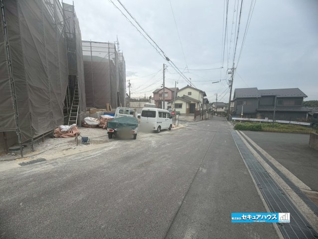 【同施工物件】知多市巽ヶ丘4丁目　全２棟の内観：施工例|【玄関イメージ】
◆光が差し込み明るいです。気分も晴れやかになりますね。
◆玄関には、収納力のあるシューズボックスがございます。玄関まわりがすっきり片付きます。　