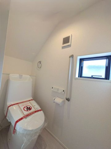 岡山市南区藤田7期②号棟グラファーレのトイレ|◆白を基調とした清潔感のあるトイレです。2階にもトイレがございます。