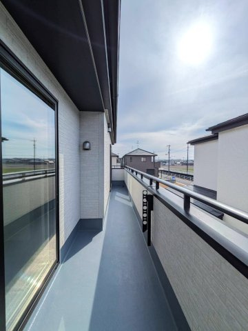 岡山市南区藤田7期②号棟グラファーレのバルコニー|◆南側は2部屋続きのバルコニーです。