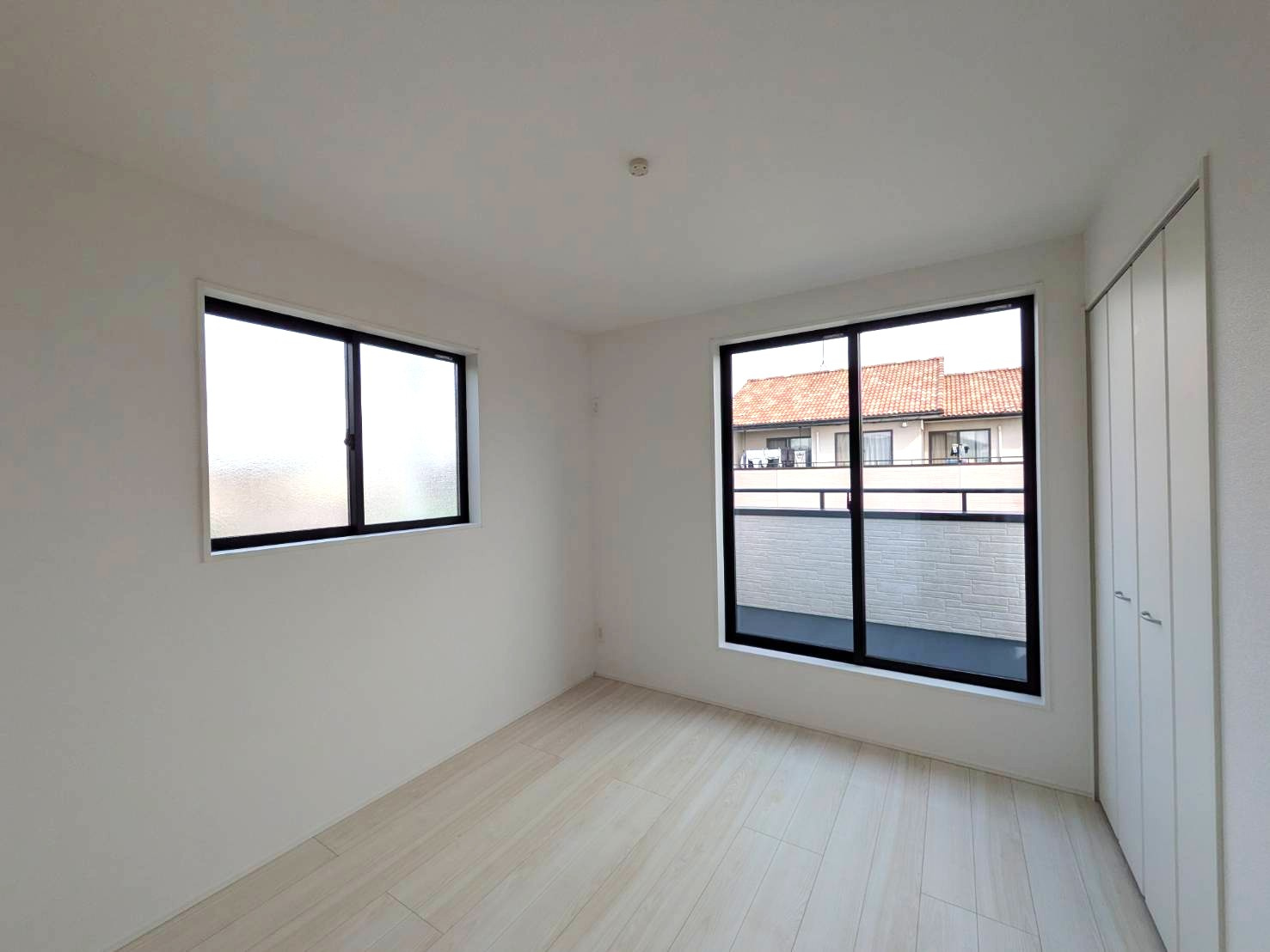 岡山市南区藤田7期②号棟グラファーレの洋室|◆2階北東洋室5.25帖側にもバルコニーがございます。