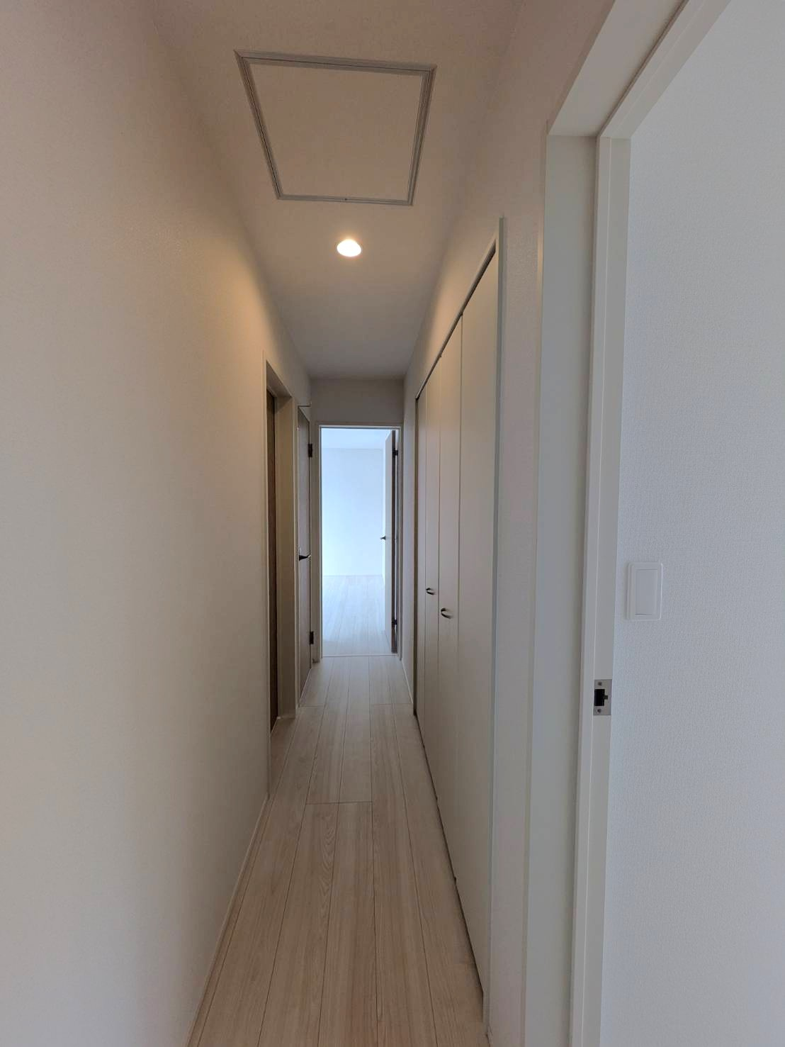 岡山市南区藤田7期②号棟グラファーレの内装|◆2階廊下にもクロゼットがございます。