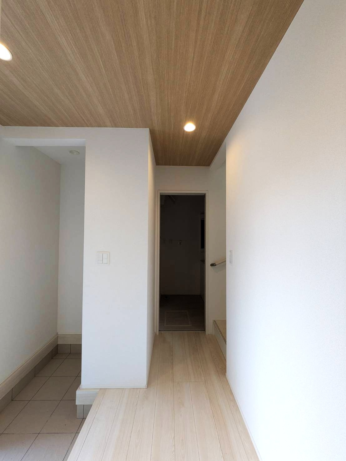 岡山市南区藤田7期②号棟グラファーレの玄関|◆ベビーカーや傘などをサッと収納できるシューズクロークがございます。