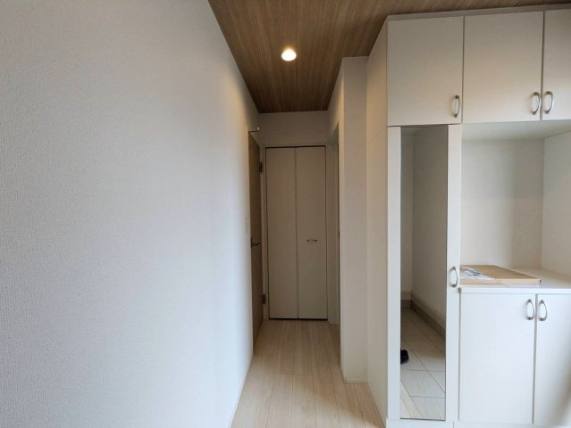 岡山市南区藤田7期②号棟グラファーレの玄関|◆姿見付きシューズボックスが備わっています。