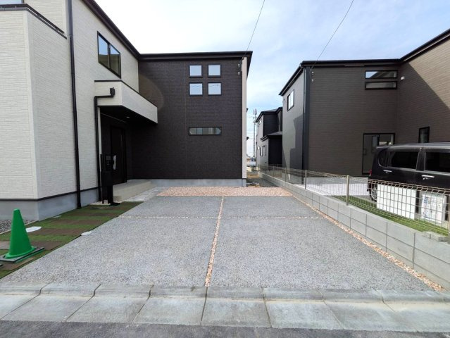 岡山市南区藤田7期②号棟グラファーレの駐車場|◆並列駐車2台分可！前面道路幅員はゆったり６ｍです。