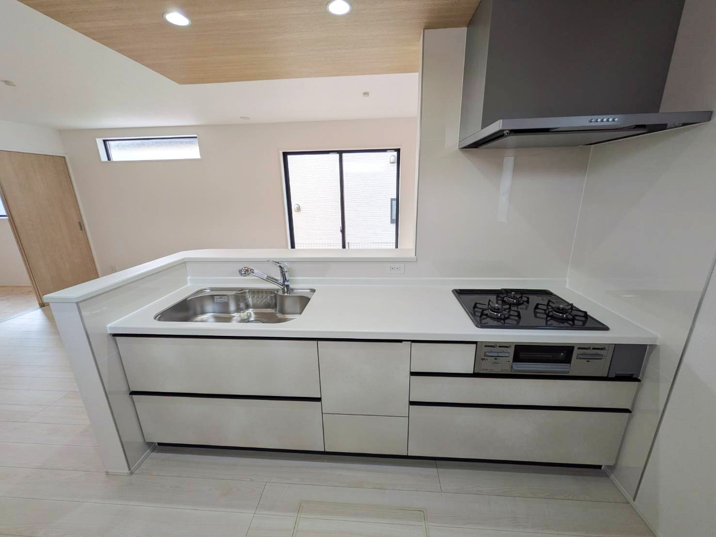 岡山市南区藤田7期②号棟グラファーレのキッチン|◆対面式なのでリビングにいるご家族と会話しながらお料理ができますね！