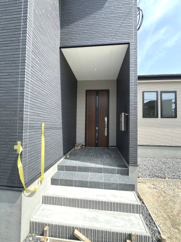 【玄関】 | 大野城市若草2丁目2期・平屋　1号棟（全1棟）【仲介手数料無料・0円】 | 施工例。施工例は完成時と異なる場合があります。