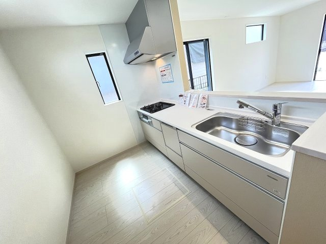 【キッチン】 | 大野城市若草2丁目2期・平屋　1号棟（全1棟）【仲介手数料無料・0円】 | 施工例。施工例は完成時と異なる場合があります。
