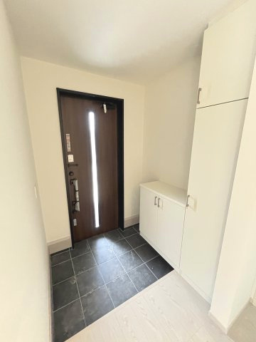 【玄関】 | 大野城市若草2丁目2期・平屋　1号棟（全1棟）【仲介手数料無料・0円】 | 施工例。施工例は完成時と異なる場合があります。