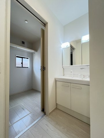 【洗面所】 | 大野城市若草2丁目2期・平屋　1号棟（全1棟）【仲介手数料無料・0円】 | 施工例。施工例は完成時と異なる場合があります。