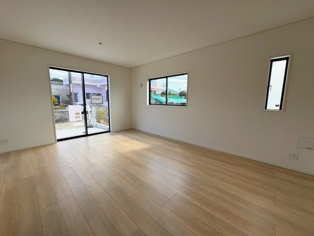 クレイドルガーデン糸満市喜屋武 第６・３号棟の居間・リビング|二面採光で明るくゆったりとした16帖のLDK