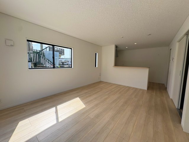 クレイドルガーデン糸満市喜屋武 第６・３号棟の居間・リビング|二面採光で明るくゆったりとした16帖のLDK／対面式のキッチン