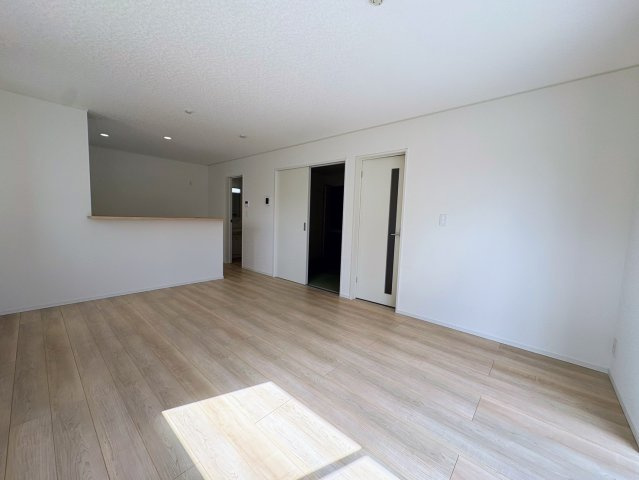 クレイドルガーデン糸満市喜屋武 第６・３号棟の居間・リビング|二面採光で明るくゆったりとした16帖のLDK／対面式のキッチン