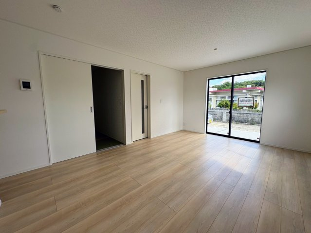 クレイドルガーデン糸満市喜屋武 第６・３号棟の居間・リビング|二面採光で明るくゆったりとした16帖＋洋風和室5.2帖