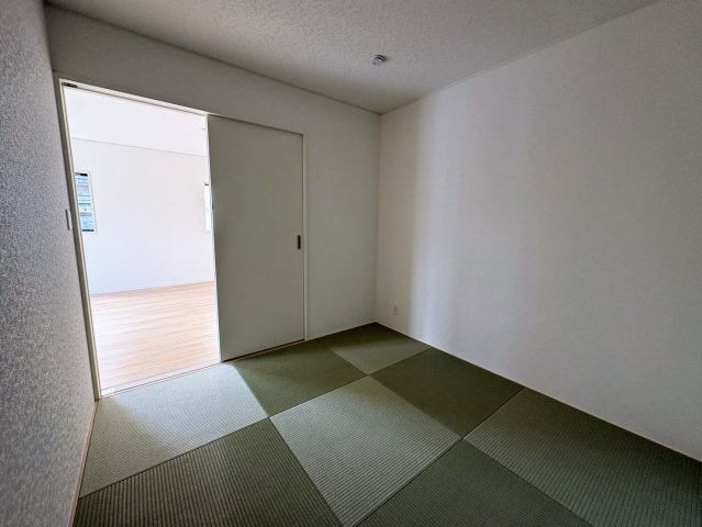 クレイドルガーデン糸満市喜屋武 第６・３号棟の和室|リビングに隣接した心安らぐ畳の部屋5.2帖