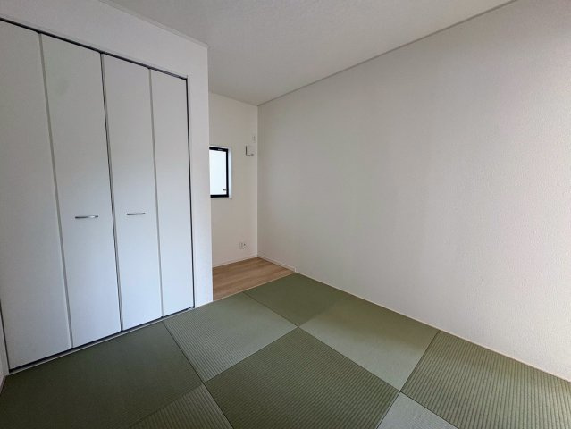 クレイドルガーデン糸満市喜屋武 第６・３号棟の和室|生活に和の趣をもたらす畳の部屋5.2帖・床の間＆押し入れ収納付き