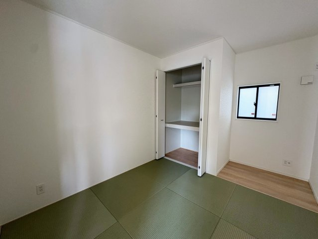 クレイドルガーデン糸満市喜屋武 第６・３号棟の和室|生活に和の趣をもたらす畳の部屋5.2帖・床の間＆押し入れ収納付き