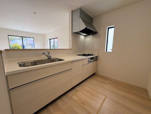 クレイドルガーデン糸満市喜屋武 第６・３号棟のキッチン|会話の弾む対面式のシステムキッチン・換気窓＆床下収納付き