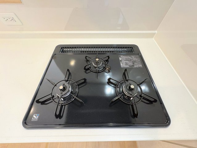 クレイドルガーデン糸満市喜屋武 第６・３号棟のキッチン|ガスコンロ３口