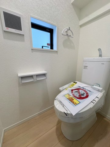 クレイドルガーデン糸満市喜屋武 第６・３号棟のトイレ|１階トイレ・換気窓＆収納棚付き／温水洗浄便座