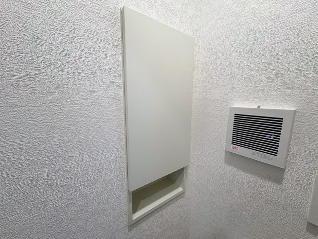 クレイドルガーデン糸満市喜屋武 第６・３号棟の収納|１階トイレに設置された便利な収納棚