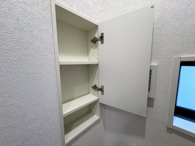 クレイドルガーデン糸満市喜屋武 第６・３号棟の収納|１階トイレに設置された便利な収納棚