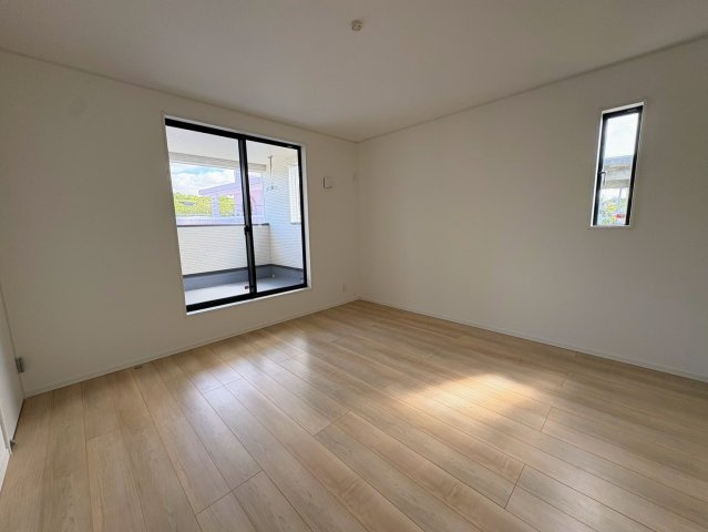 クレイドルガーデン糸満市喜屋武 第６・３号棟の洋室|二面採光の２階主寝室８帖・バルコニー出入口付き