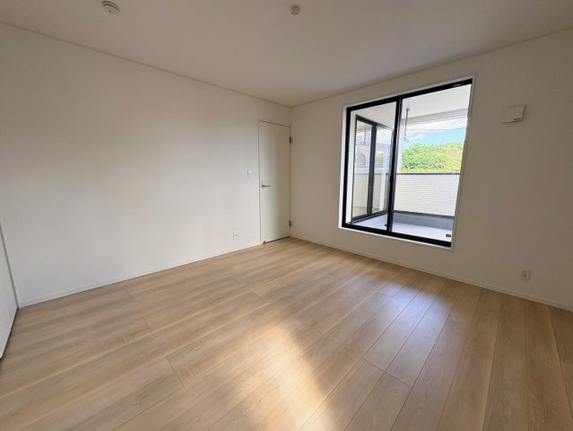 クレイドルガーデン糸満市喜屋武 第６・３号棟の洋室|二面採光の２階主寝室８帖・バルコニー出入口付き