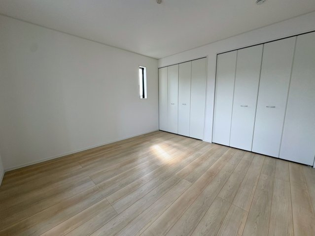 クレイドルガーデン糸満市喜屋武 第６・３号棟の洋室|２階主寝室８帖・クローゼット収納付き