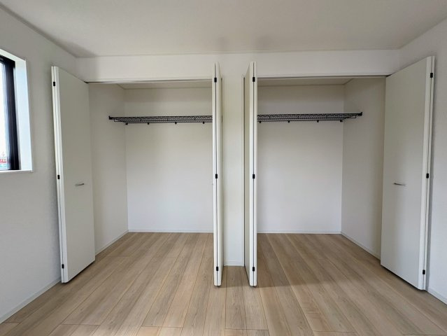 クレイドルガーデン糸満市喜屋武 第６・３号棟の収納|２階主寝室８帖に設置された大容量のクローゼット収納×２