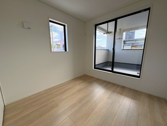 クレイドルガーデン糸満市喜屋武 第６・３号棟の洋室|二面採光の２階洋室５帖・バルコニー出入口付き