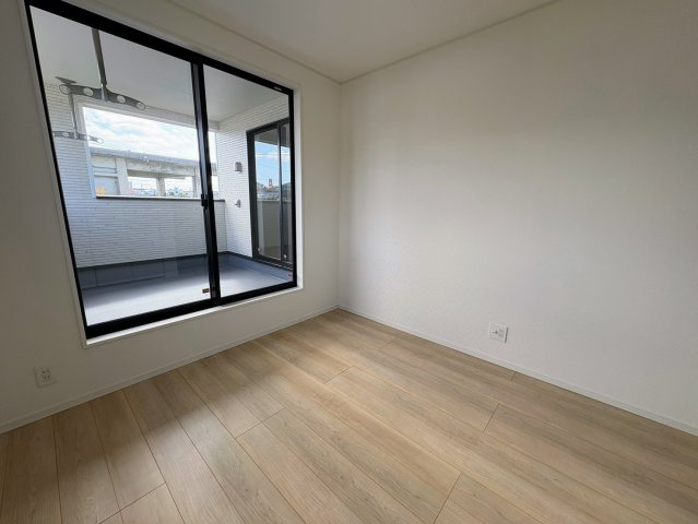 クレイドルガーデン糸満市喜屋武 第６・３号棟の洋室|二面採光の２階洋室５帖・バルコニー出入口付き