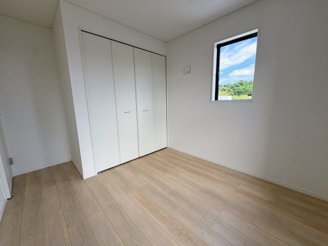 クレイドルガーデン糸満市喜屋武 第６・３号棟の洋室|二面採光の２階洋室５帖・クローゼット収納付き