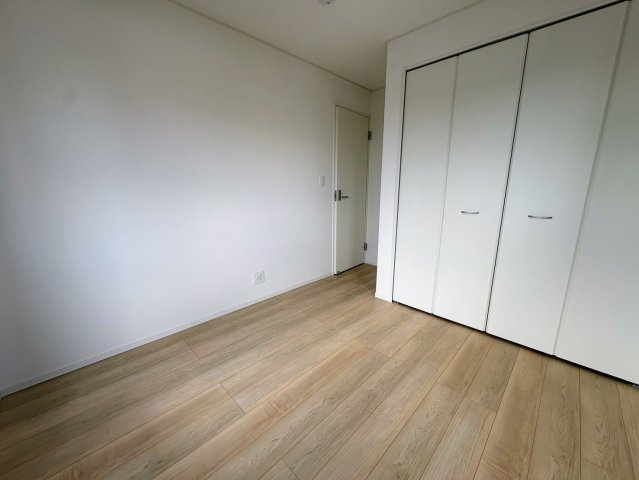 クレイドルガーデン糸満市喜屋武 第６・３号棟の洋室|２階洋室５帖・クローゼット収納付き