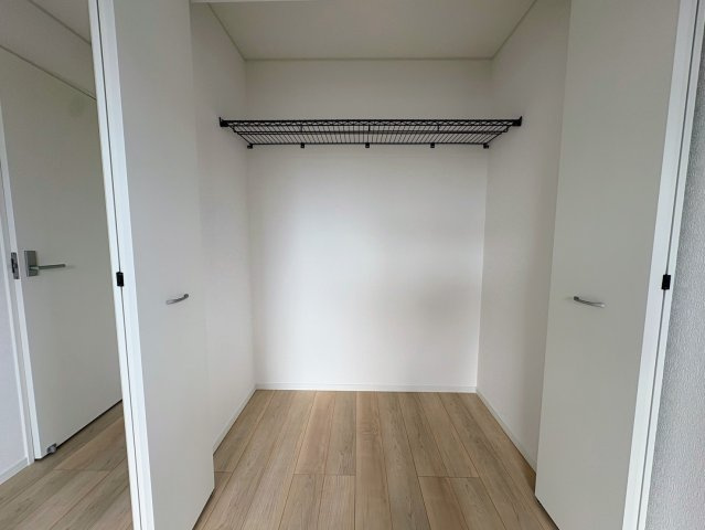 クレイドルガーデン糸満市喜屋武 第６・３号棟の収納|２階洋室５帖に設置されたクローゼット収納