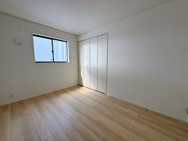 クレイドルガーデン糸満市喜屋武 第６・３号棟の洋室|２階洋室６帖・クローゼット収納付き