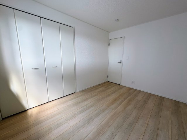 クレイドルガーデン糸満市喜屋武 第６・３号棟の洋室|２階洋室６帖・クローゼット収納付き