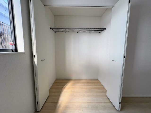 クレイドルガーデン糸満市喜屋武 第６・３号棟の収納|２階洋室６帖に設置されたクローゼット収納