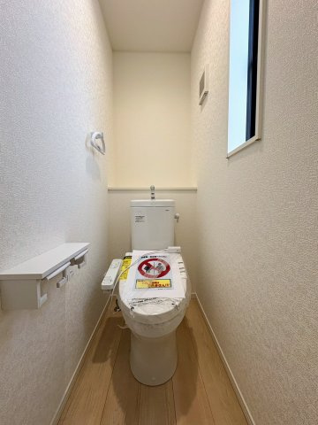 クレイドルガーデン糸満市喜屋武 第６・３号棟のトイレ|２階トイレ・換気窓＆収納棚付き／温水洗浄便座