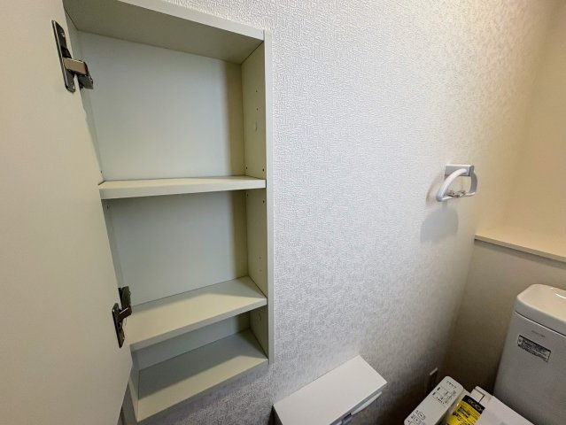 クレイドルガーデン糸満市喜屋武 第６・３号棟の収納|２階トイレに設置された便利な収納棚