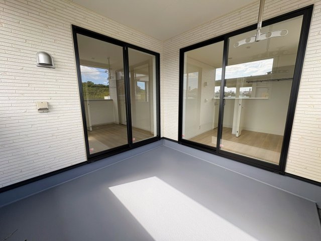 クレイドルガーデン糸満市喜屋武 第６・３号棟のバルコニー|急な雨も安心♪様々な用途に使える広々二面ルーフバルコニー