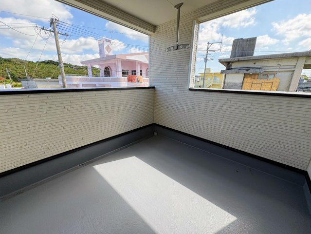 クレイドルガーデン糸満市喜屋武 第６・３号棟のバルコニー|急な雨も安心♪様々な用途に使える広々二面ルーフバルコニー