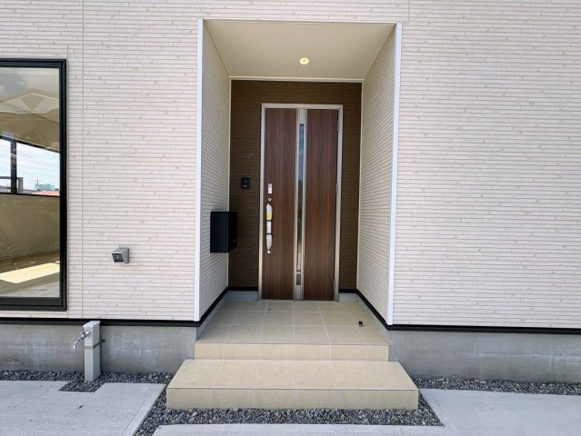 クレイドルガーデン糸満市喜屋武 第６・３号棟の玄関|屋根付きで置き配スペースも確保できる玄関ポーチ／人感センサー付き玄関灯・TVモニター付きインターフォン・防犯カメラ