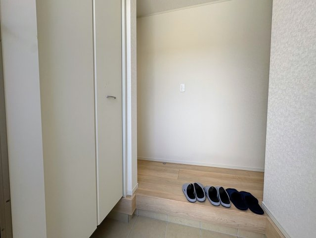 クレイドルガーデン糸満市喜屋武 第６・３号棟の収納|上がり框からリビングへつづく玄関ホール・天井高収納付き