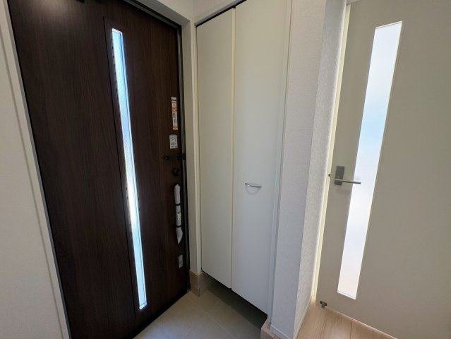 クレイドルガーデン糸満市喜屋武 第６・３号棟の玄関|玄関もすっきり！ワイドな玄関収納♪