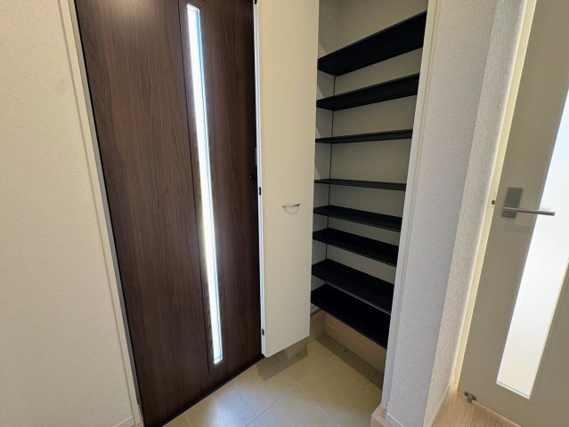 クレイドルガーデン糸満市喜屋武 第６・３号棟の玄関|可動式棚付きで収納力抜群の天井高シューズクローゼット